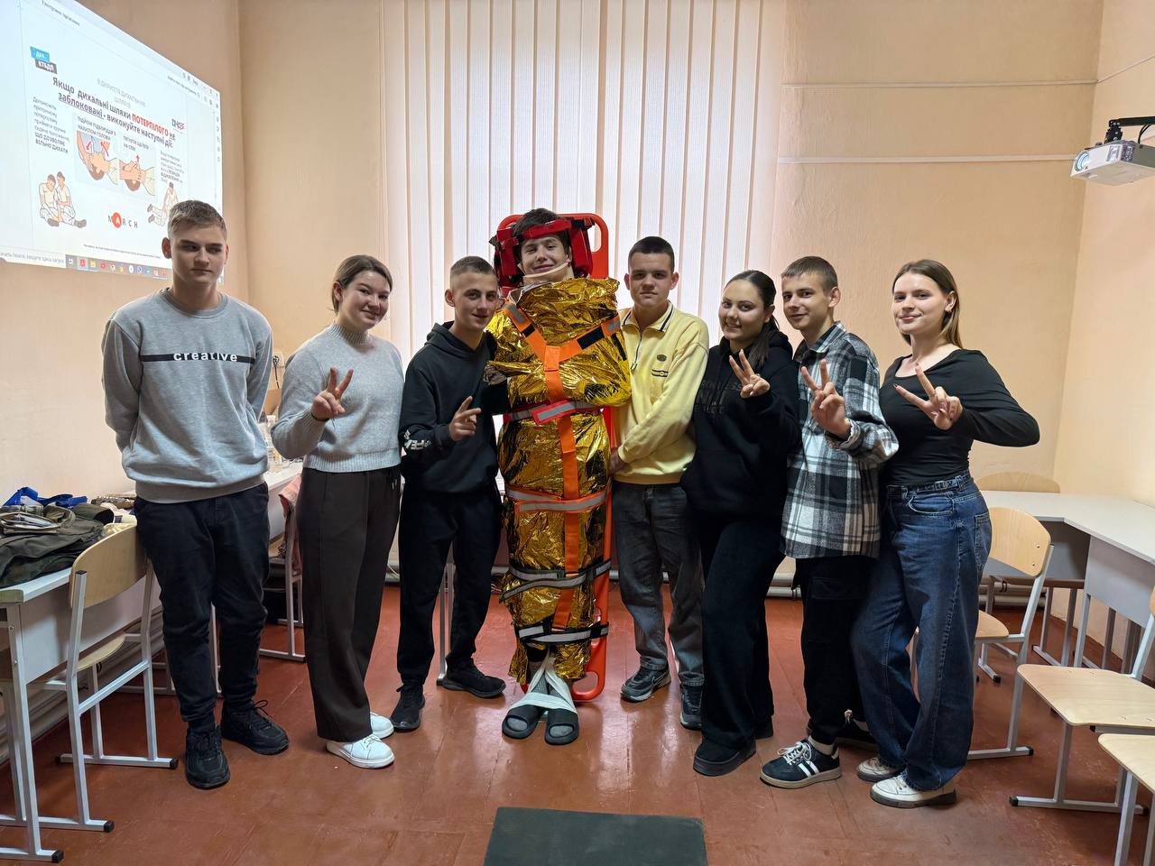 Співпраця Вашковецького медичного фахового коледжу та Вашківецької гімназії ім. І.Бажанського. У зв’язку з воєнними діями на Україні, студенти медичного коледжу навчаються наданню допомоги пораненим в бойових умовах. На базі створеного осередку викладання навчального предмету «Захист України» у Вашківецькій гімназії, студенти мають можливість використовувати військове спорядження, симулятори кровотеч та ран, оснащення для відпрацювання алгоритму MARCH.